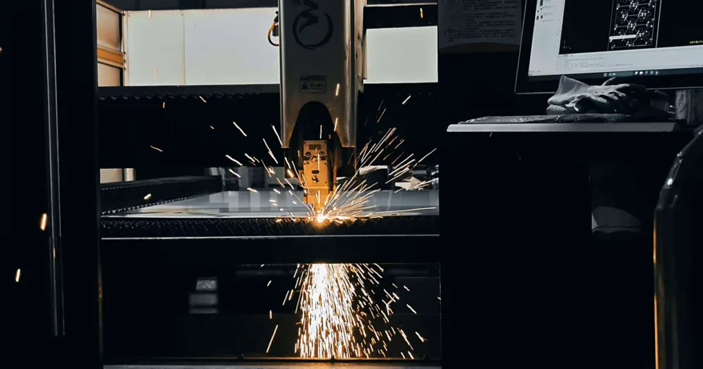 Fibre laser cutting sheet metal parts in the workshop